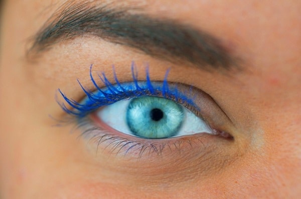 שילוב של מסקרה כחולה על עיניים בצע כחול כאמירה אופנתית צילום יח"צ