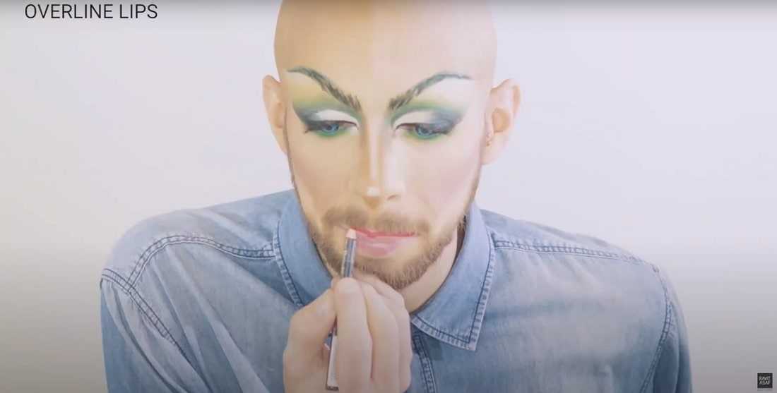 הוספת צבע לשפתיים - צילום מסך מתוך סרטון "דראג זאת אומנות" של אביב חנוך – בוגר קורס איפור ושיער מקצועי